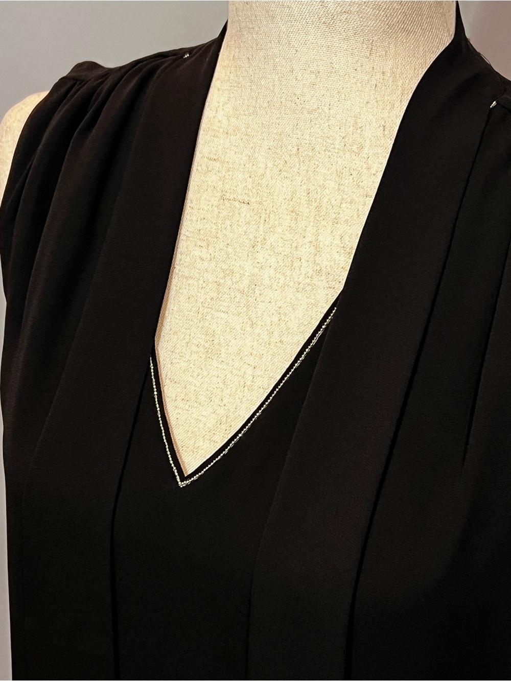 White House Black Market Black Sleeveless V-Neck Tie-Front Camisole - Picture 4 of 9